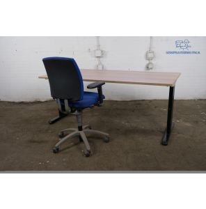 Bureau | Tweedehands | Robson eiken blad/ nieuw | Zwart breed frame | Handmatig verstelbaar | BT232